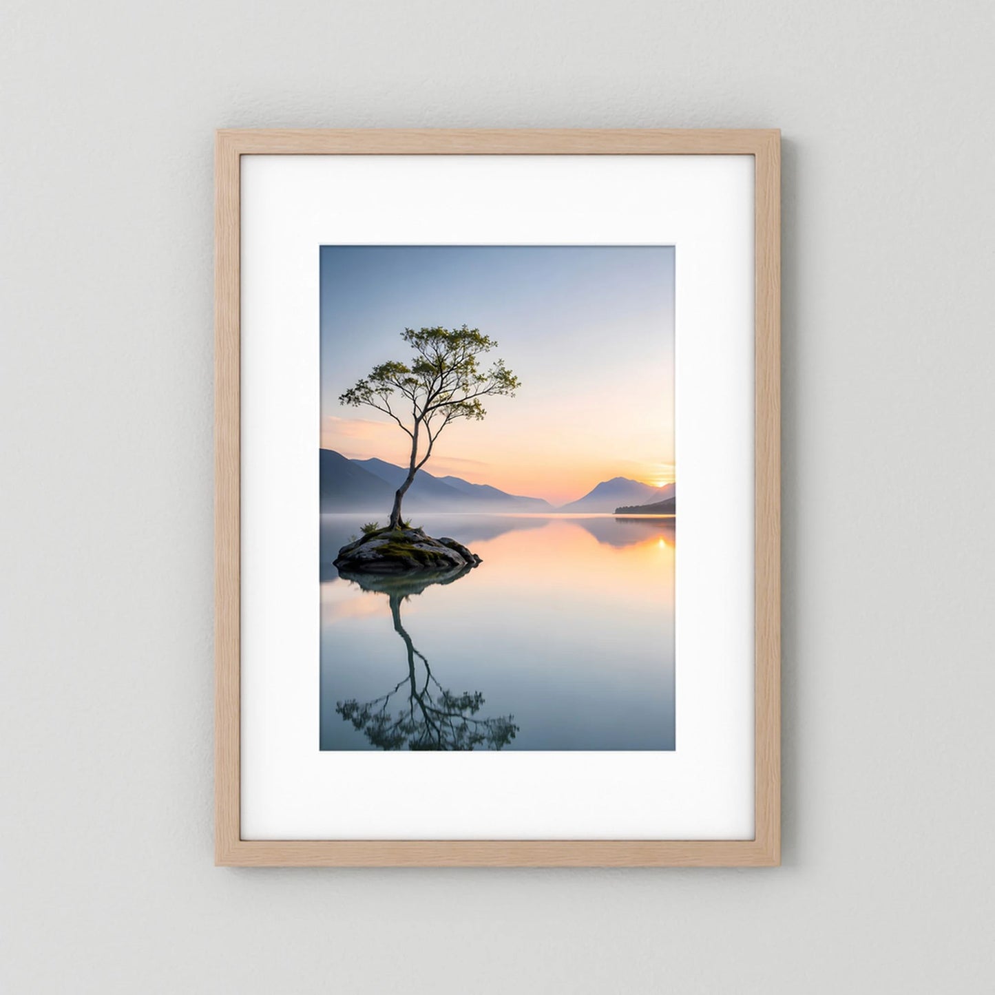 Poster im Hochformat mit einsamem Baum auf Felsen im hellen Holzrahmen