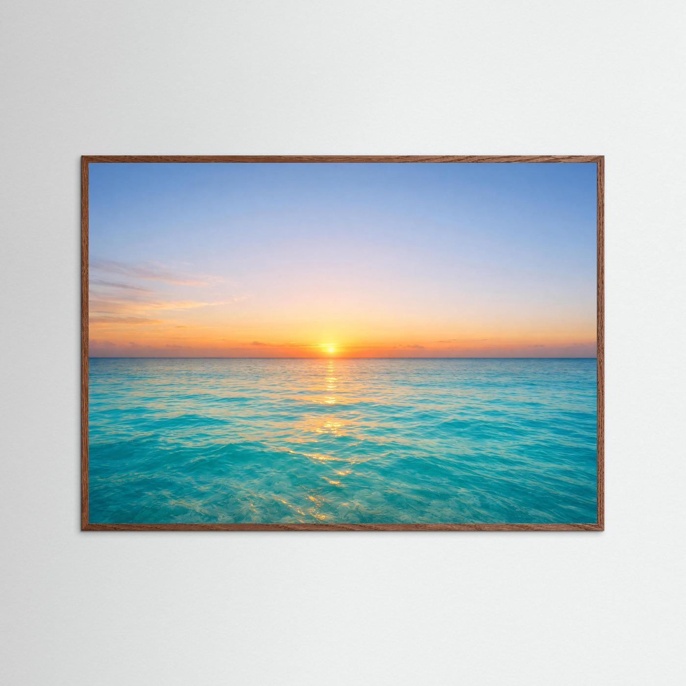 Poster im Querformat mit braunem Holzrahmen: Sonnenuntergang über türkisblauem Meer