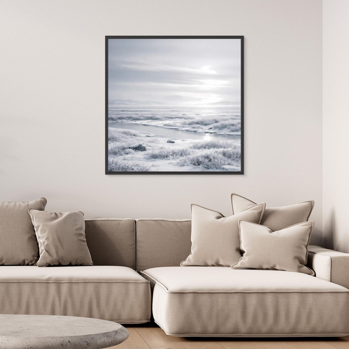 Gëframtes Leinwandbild mit winterlicher Landschaft, schwarzer Rahmen