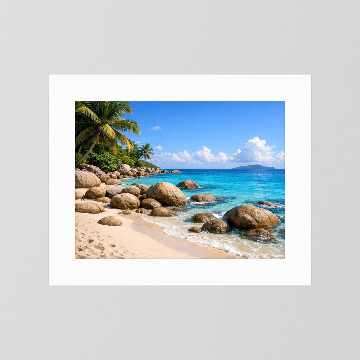 Poster mit tropischem Strandmotiv und Granitfelsen, Querformat, weiß hinterlegt