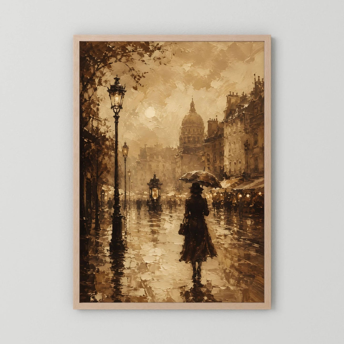 Hochformatiges Sepia-Poster mit hellem Holzrahmen: Laternen, nasse Straße und Frau mit Schirm