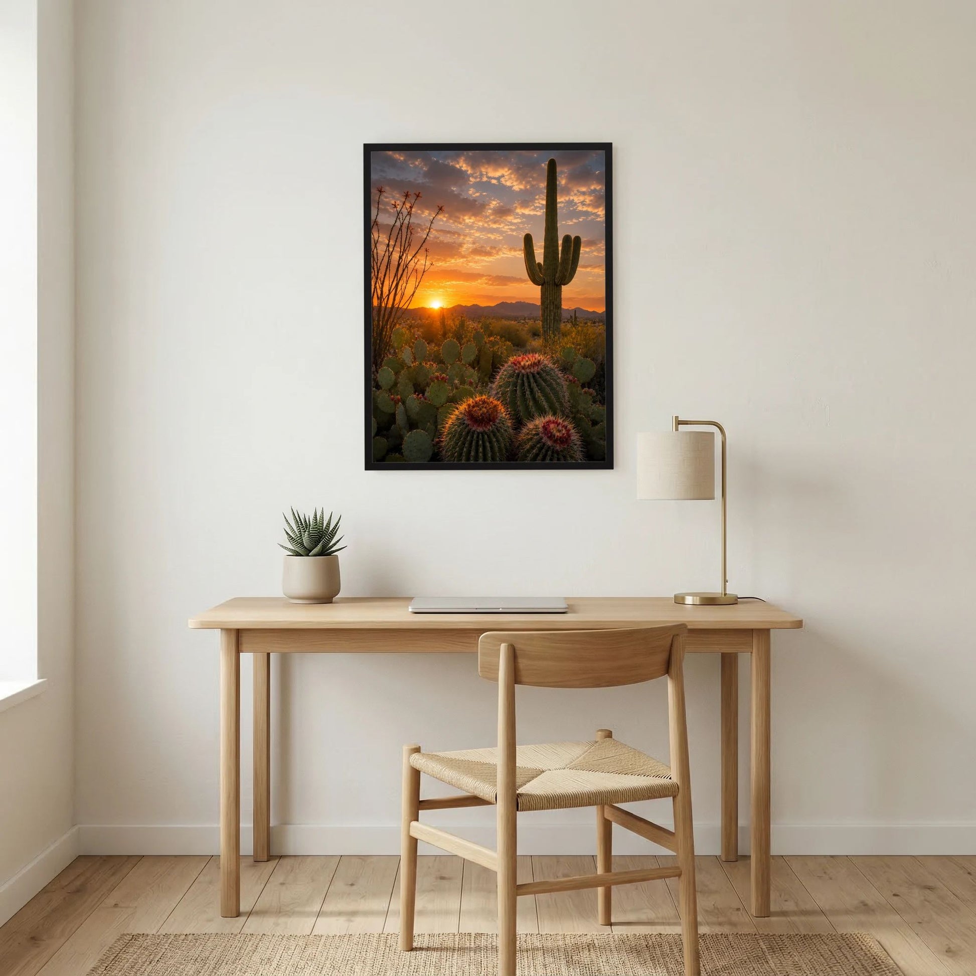Gerahmtes Poster im Hochformat mit Kakteen und untergehender Sonne in der Wüste