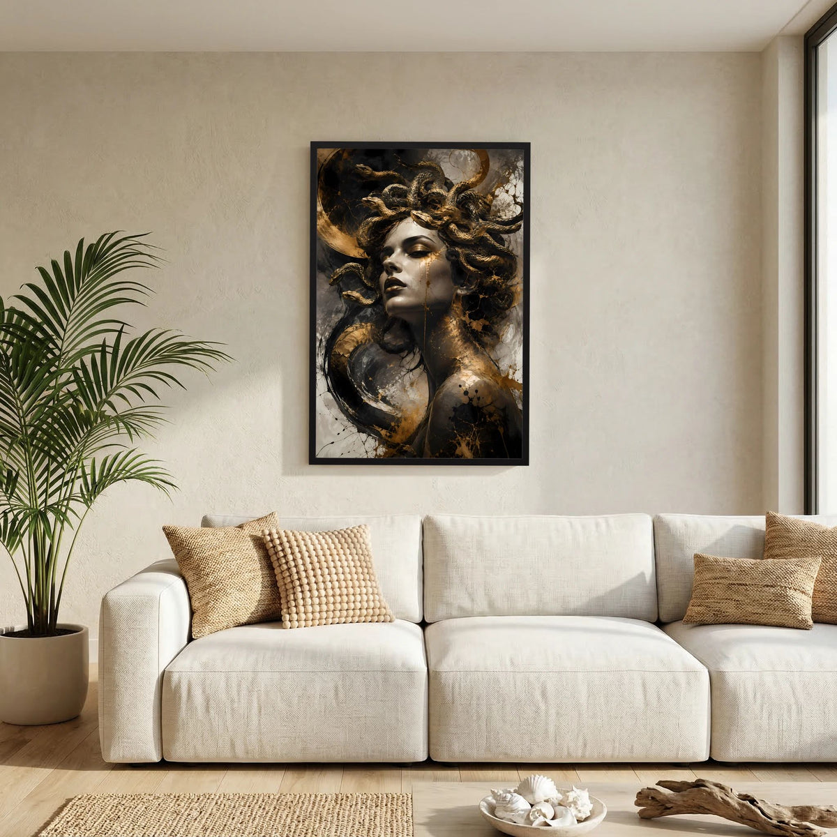 Hochformatiges Medusa-Poster mit goldener Schlangen-Mähne, im schwarzen Rahmen