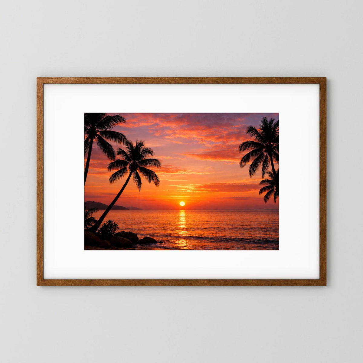 Wandbild mit tropischem Sonnenuntergang, Palmen-Silhouetten, brauner Rahmen mit weißem Rand