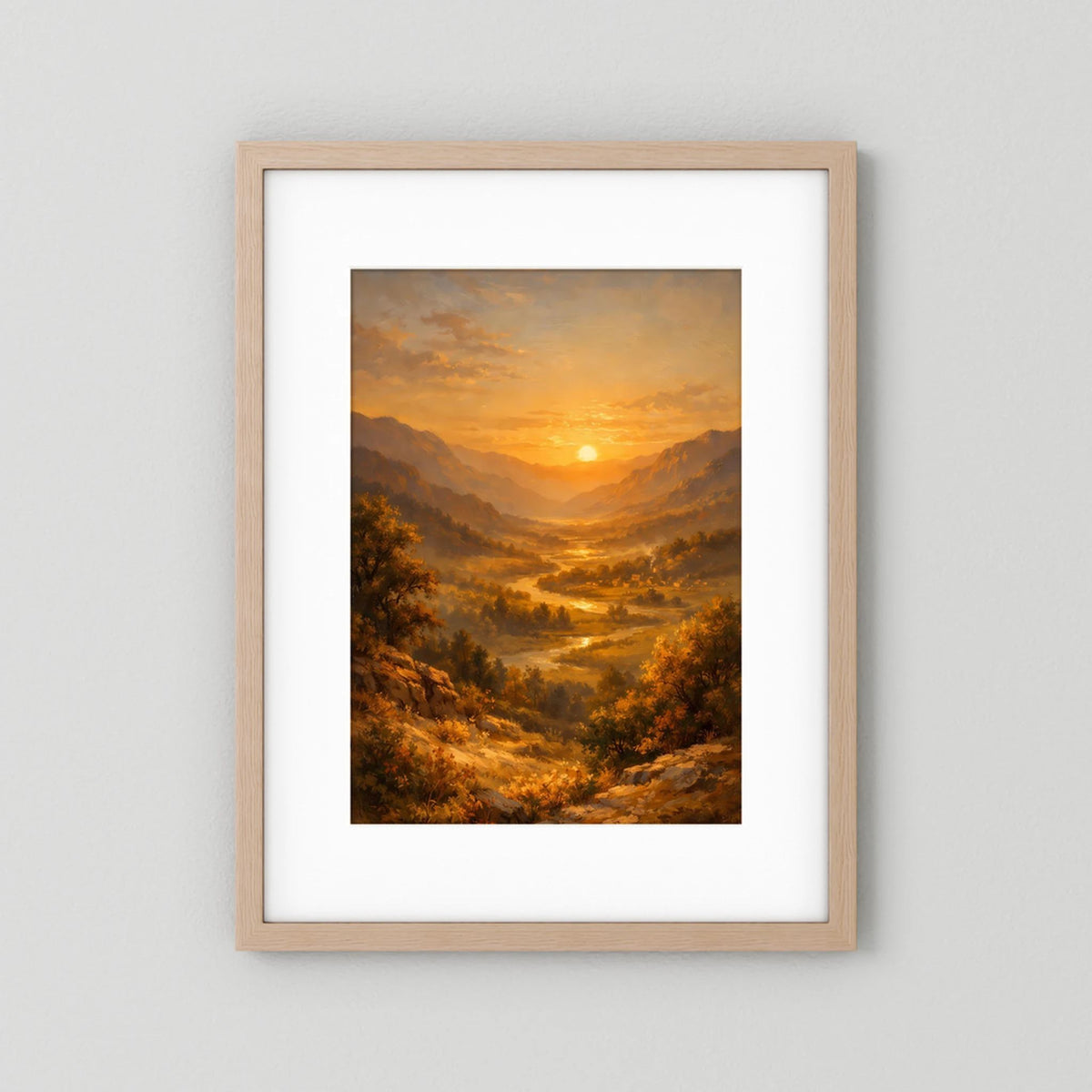Wandbild mit hellem Holzrahmen: Flusstal mit Bergen und goldener Sonnenuntergangsszene