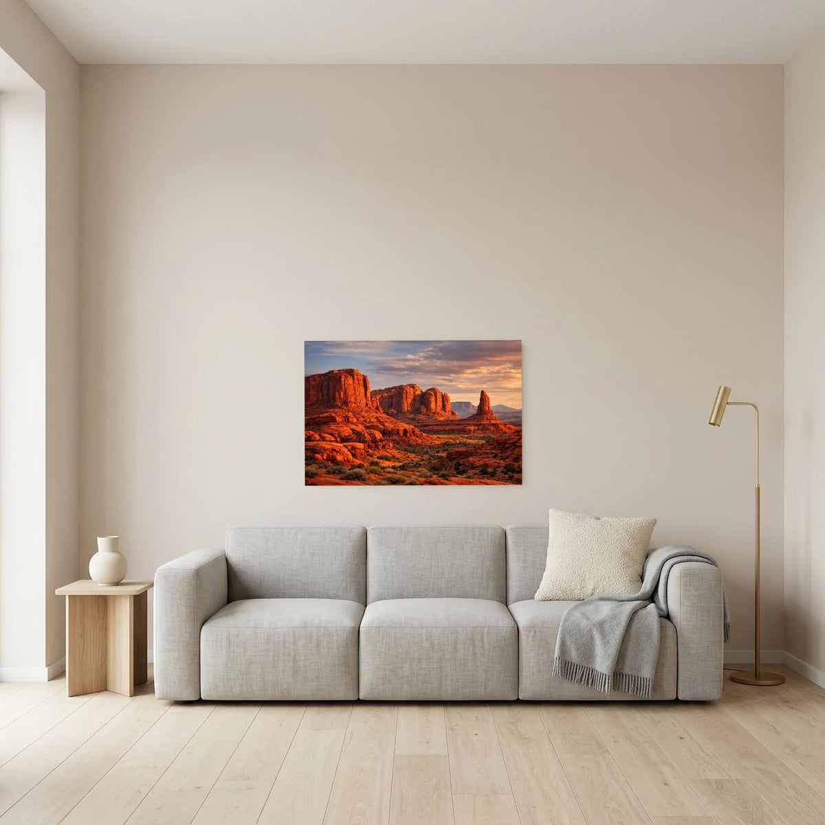 Wandbild im Querformat mit roter Felslandschaft und Abendhimmel über Sofa