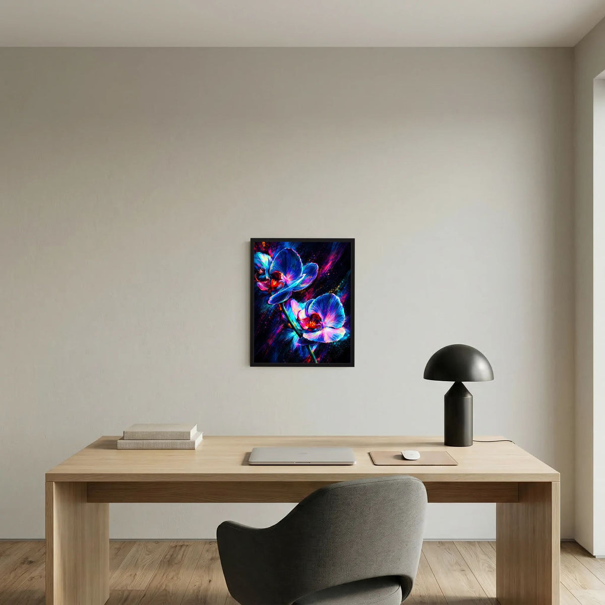 Wandposter mit abstrakten Orchideen in Neon-Blau und Pink, schwarzer Rahmen