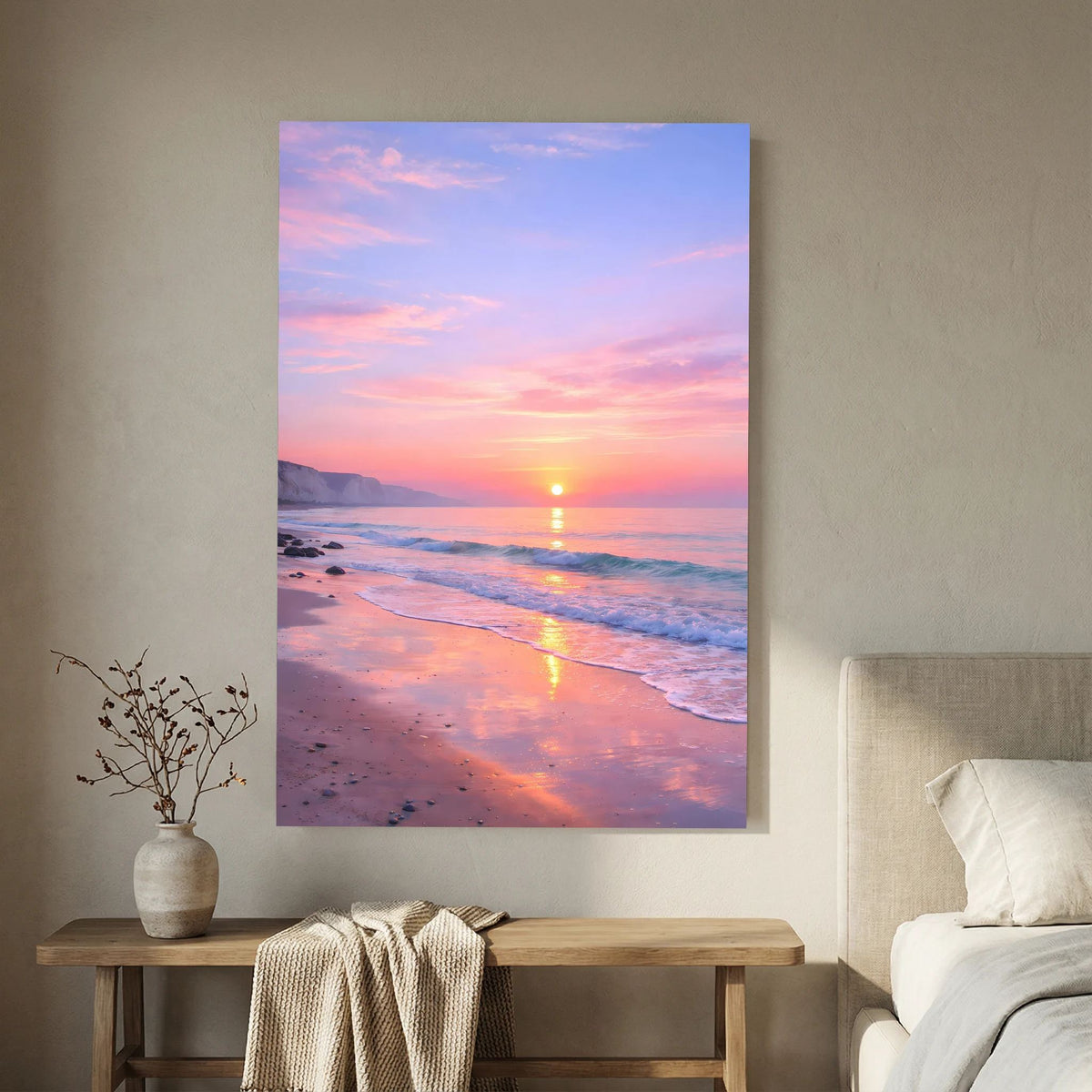 Hochformatiges Wandbild: Sonnenaufgang über Küste mit pastellrosa Wolken und Wasserreflexen