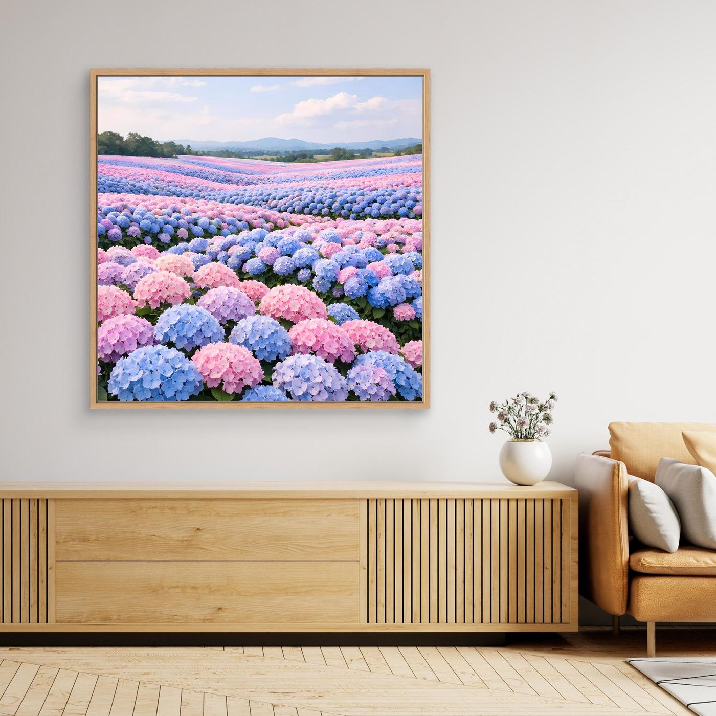 Leinwandbild mit Hortensienfeld in Pastelltönen, gerahmt in hellem Holz