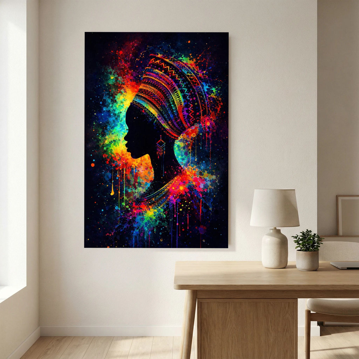Hochformatiges Poster mit Profil einer Frau und neonbunten Spritzfarben im Motiv