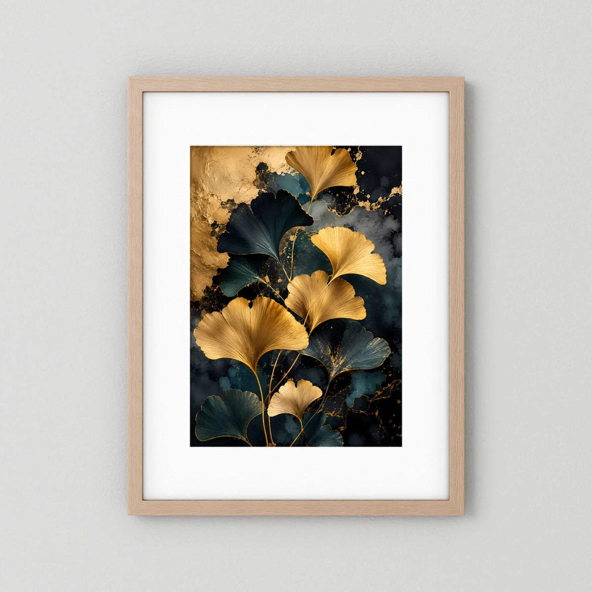 Poster mit goldenen Ginkgo-Blättern, im hellen Holzrahmen mit weißem Passepartout