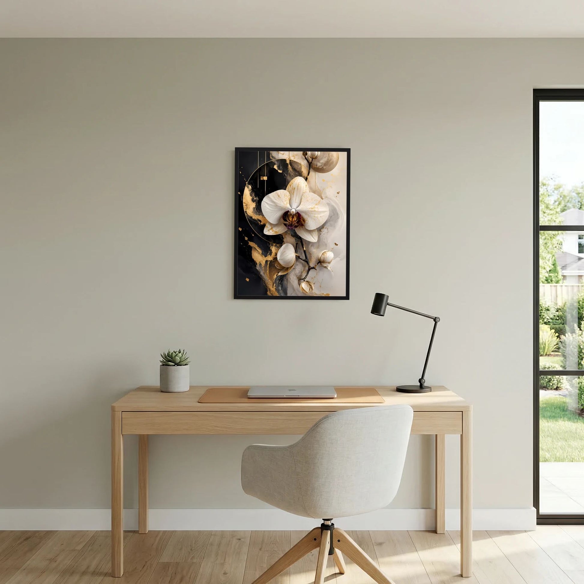 Florales Poster mit weißen Orchideenblüten und goldfarbenen Akzenten im schwarzen Rahmen
