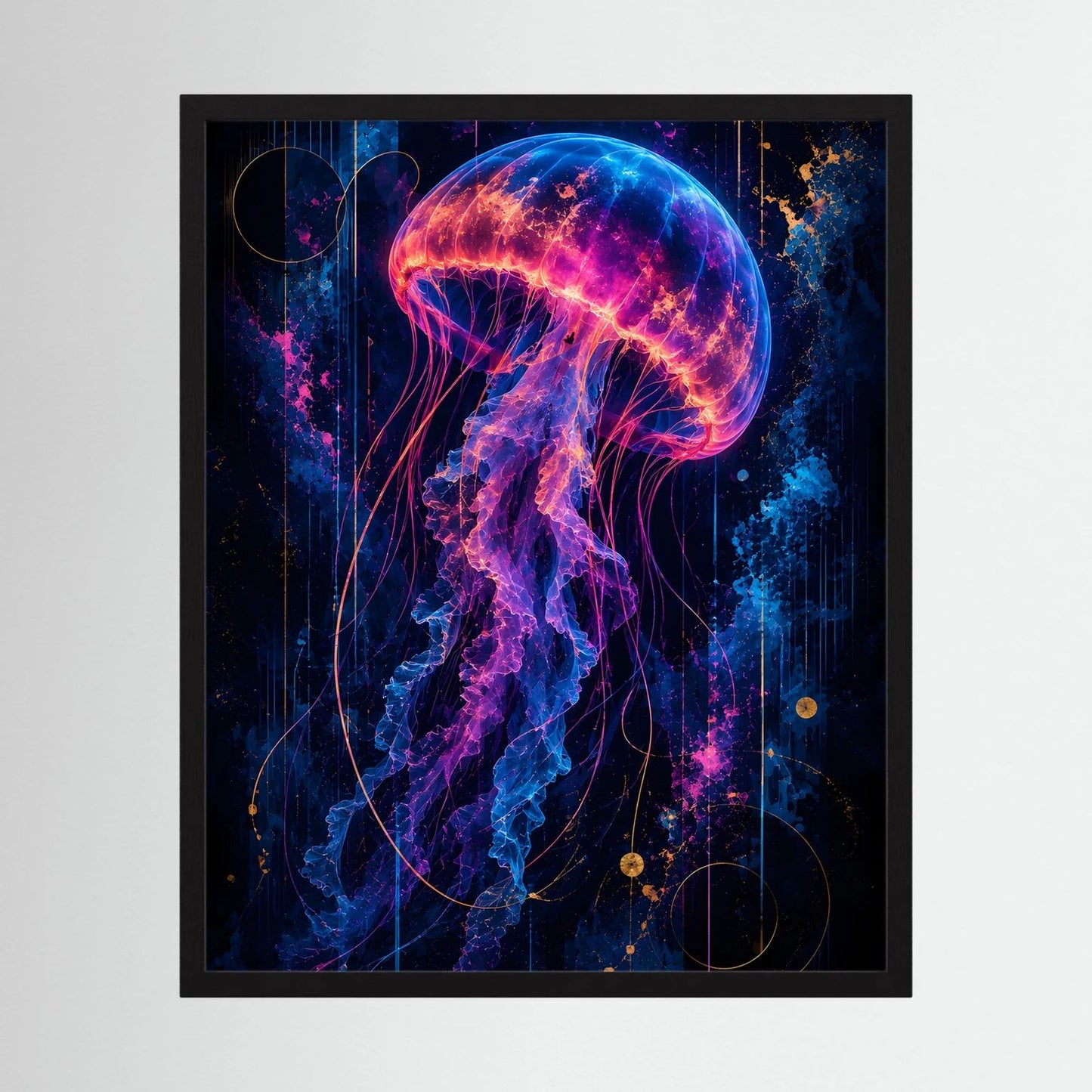 Gerahmtes Hochformat-Poster mit leuchtender Qualle in Neonpink, Blau und Gold
