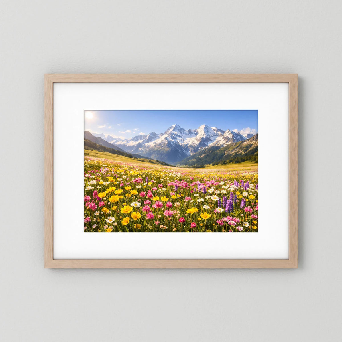 Wandbild im Querformat mit blühender Bergwiese und Alpenpanorama im Holzrahmen