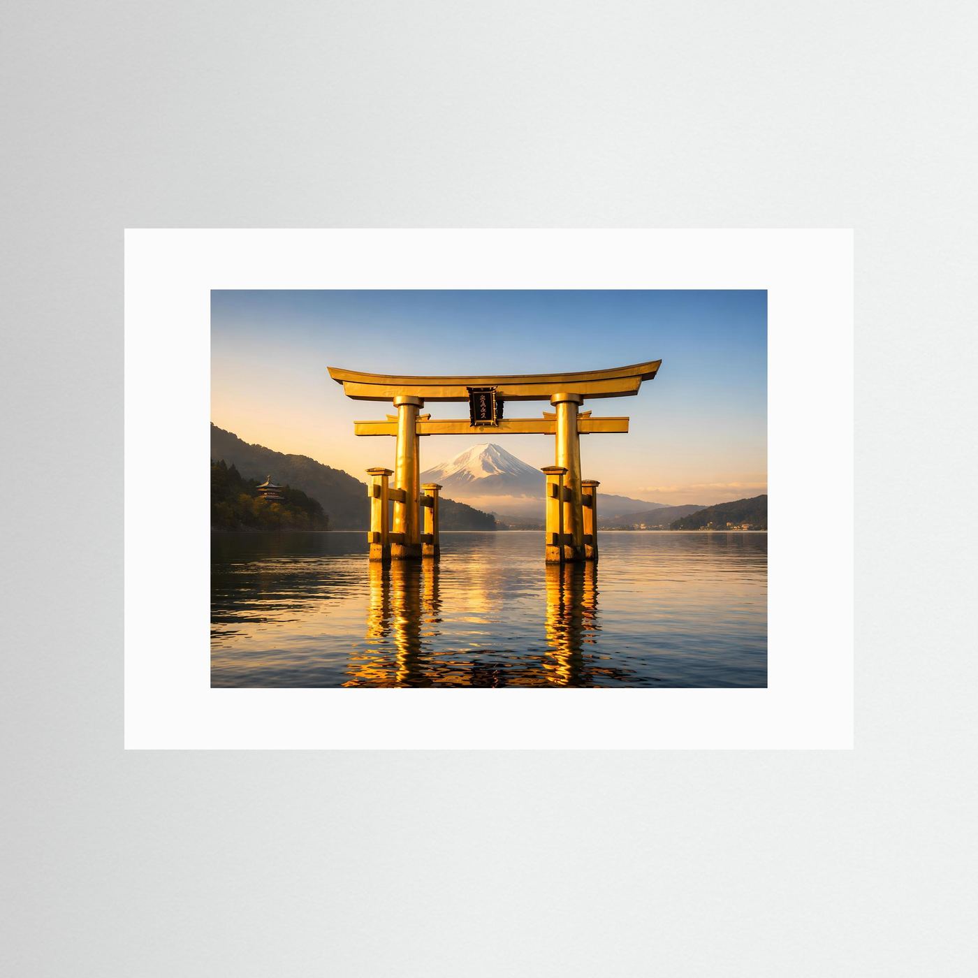 Goldenes Torii-Tor Poster mit Fuji bei Sonnenuntergang, weißes Passepartout