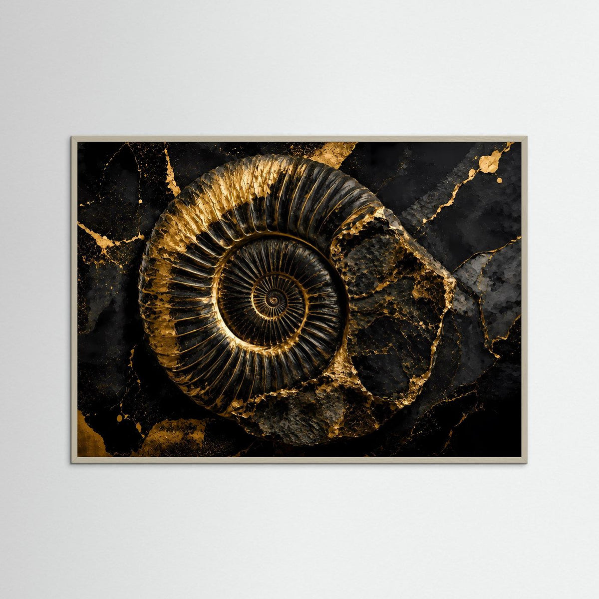Poster mit goldenem Ammonit auf schwarzem Marmormuster, grauer Rahmen