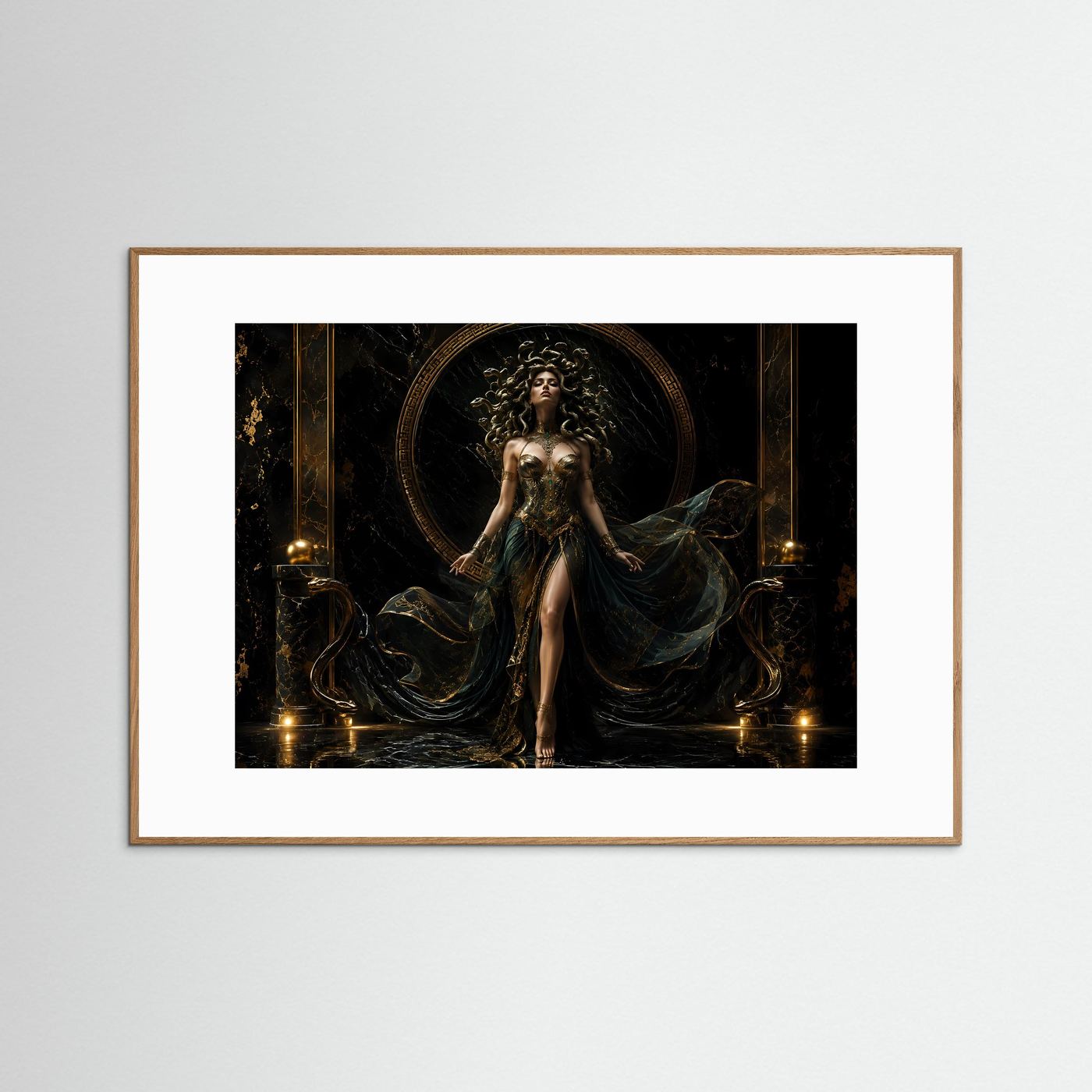 Majestätische Medusa in Schwarz und Gold | Griechische Mythologie & Mystik Poster