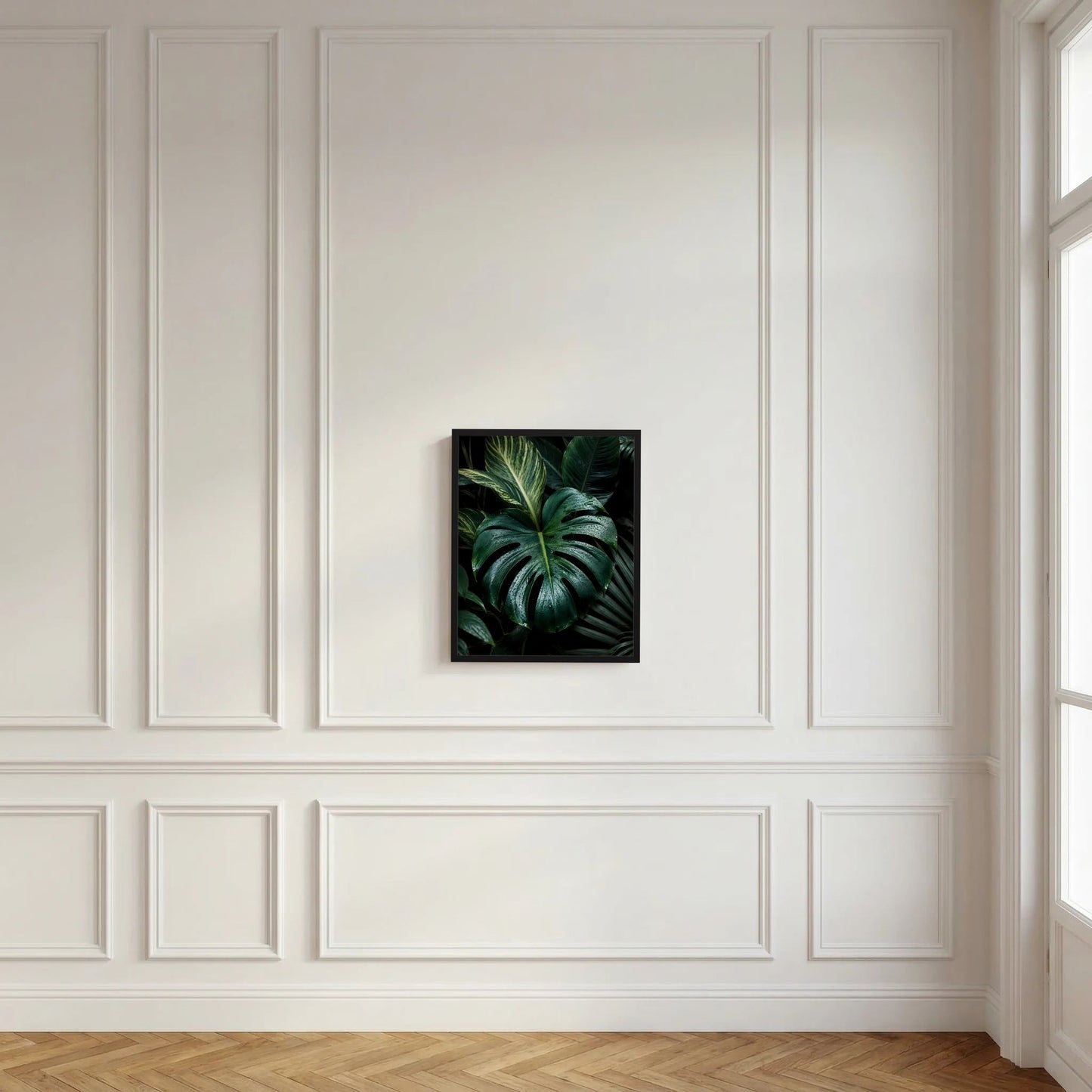 Gerahmtes Poster mit Monstera-Blättern in Dunkelgrün, tropfnass, Hochformat