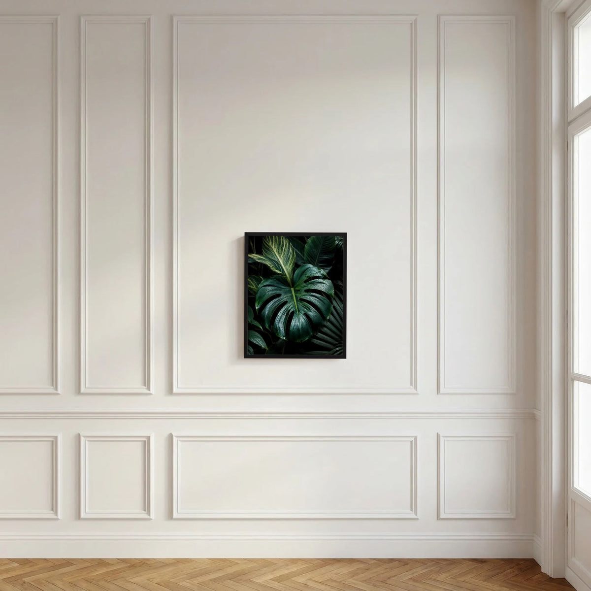 Gerahmtes Poster mit Monstera-Blättern in Dunkelgrün, tropfnass, Hochformat