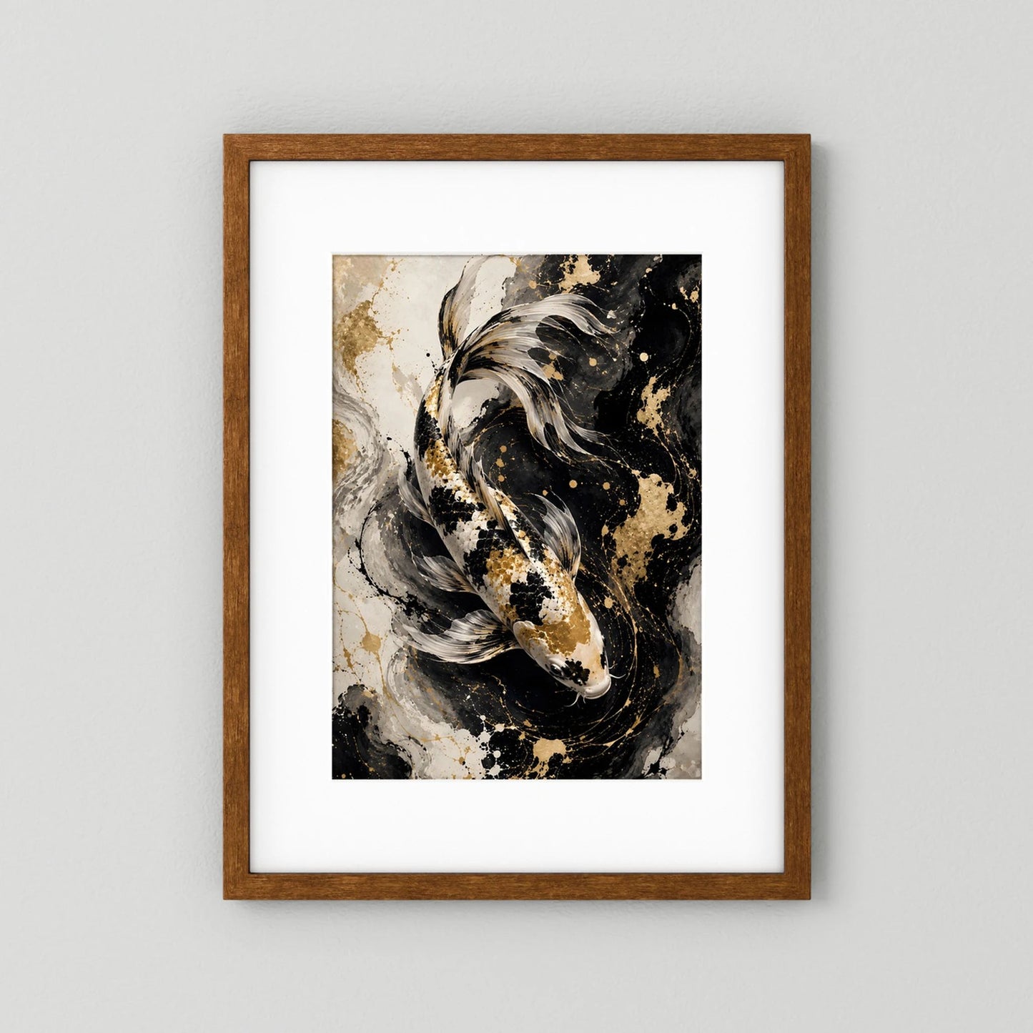 Koi-Wandposter im braunen Holzrahmen mit weißem Passepartout, abstrakter Koi in Schwarz/Gold