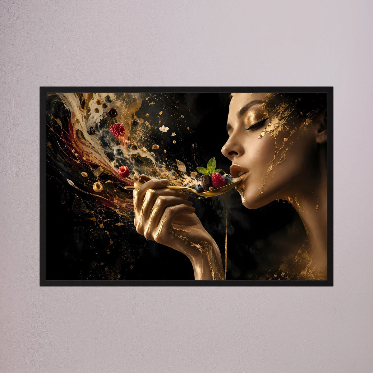 Querformat-Poster mit Frau im Goldlook und Beeren, schwarzer Rahmen