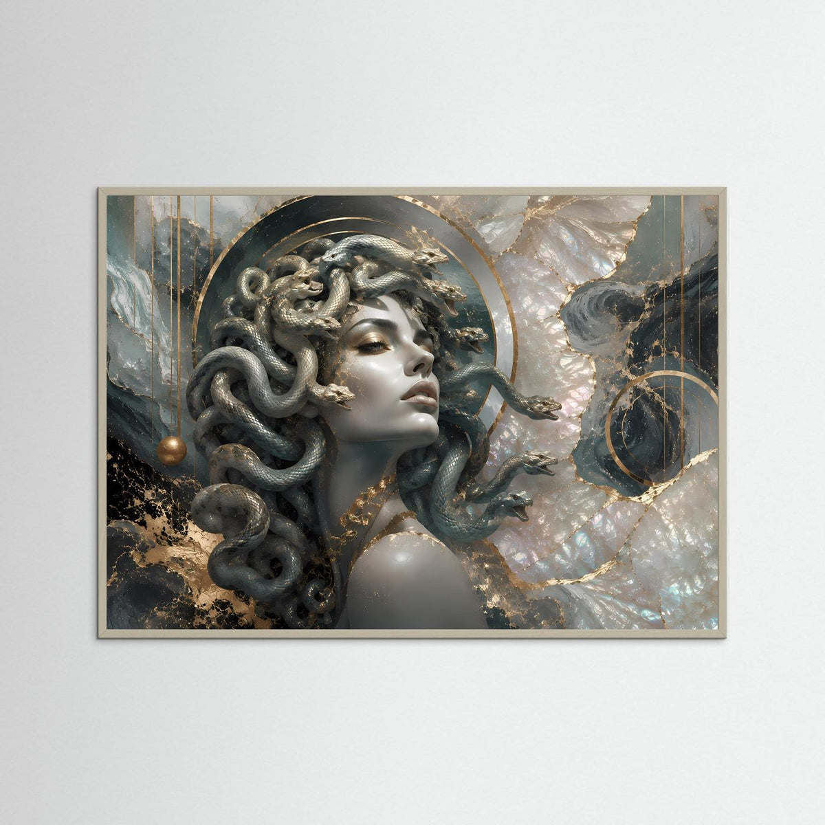Querformat-Poster mit Medusa-Gesicht und Schlangenhaar im grauen Rahmen, goldene Akzente