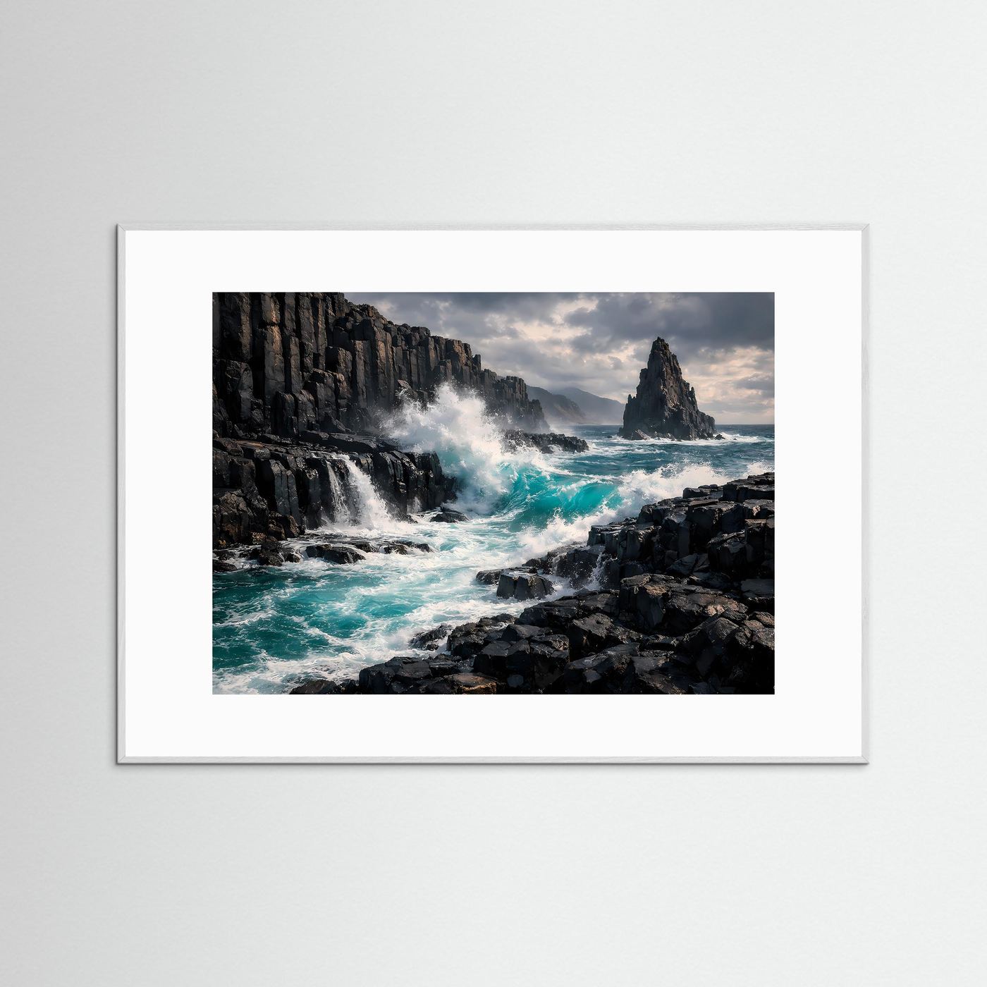 Wilde Felsküste Poster | Tosende Meereswellen an Basaltklippen | Dramatische Küstenlandschaft | Natur Wandbild Ozean