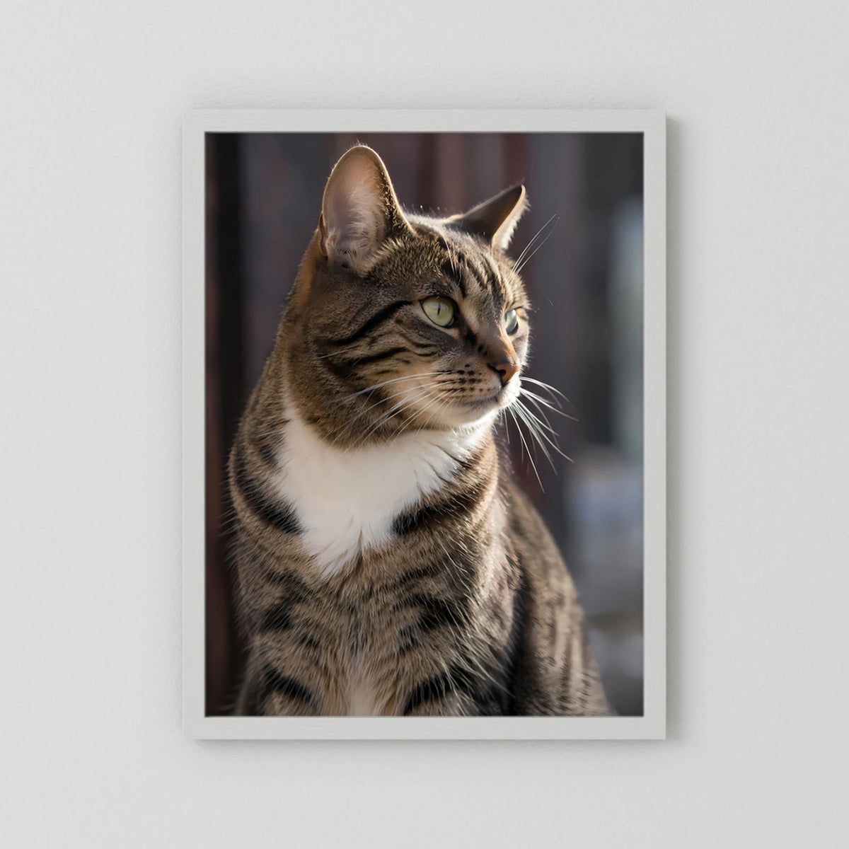 Poster mit getigerter Katze im Hochformat, weißer Rahmen