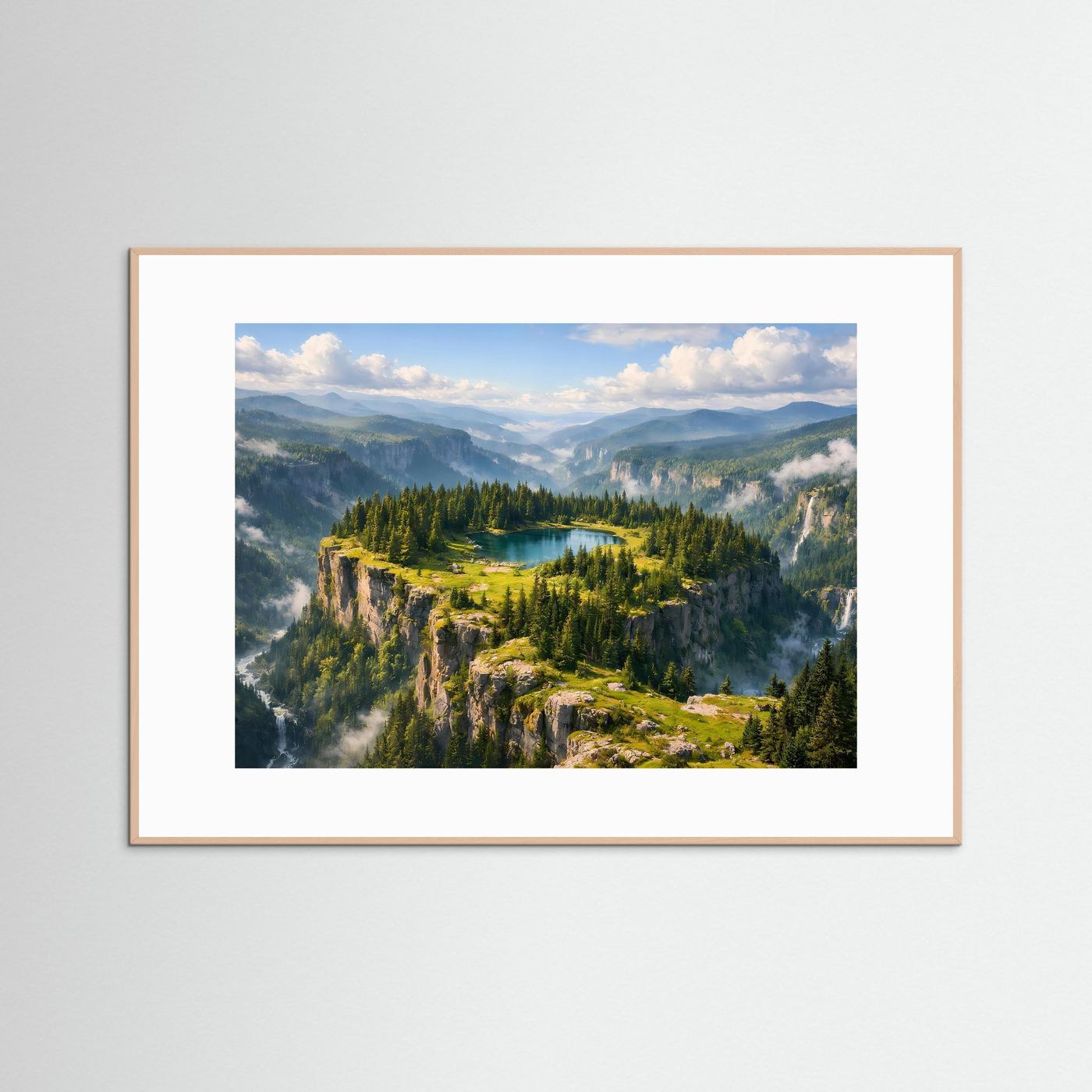 Wandbild mit Landschaftsmotiv: Bergsee, Felsen und Wald, weißer Rahmen