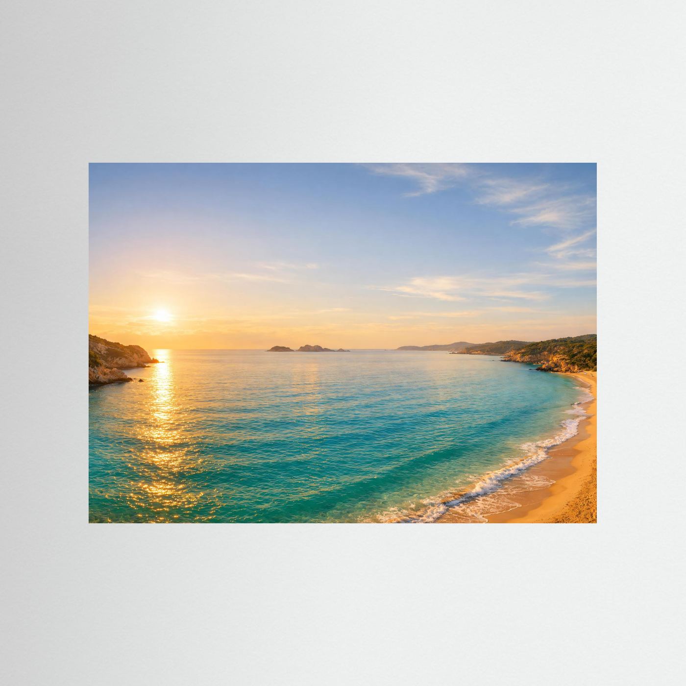 Panorama-Meer-Poster mit Sonnenuntergang über Küste und blaugrünem Wasser, querformatig