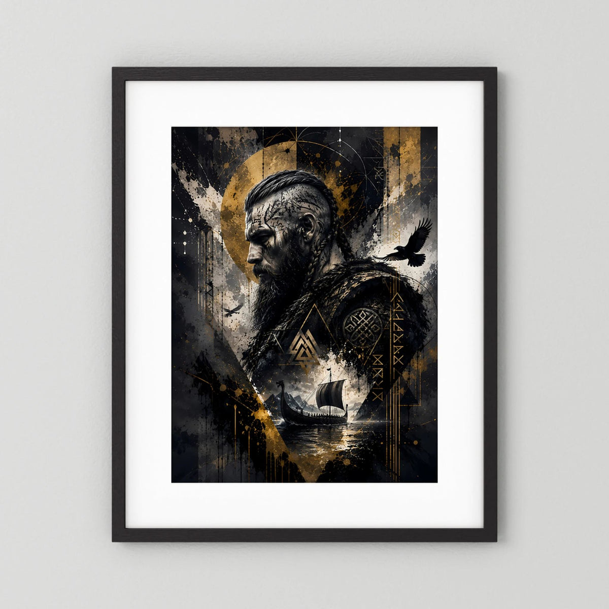 Poster im schwarzem Rahmen mit weißem Rand: Wikinger-Krieger mit Bart, Raben, goldene Runen