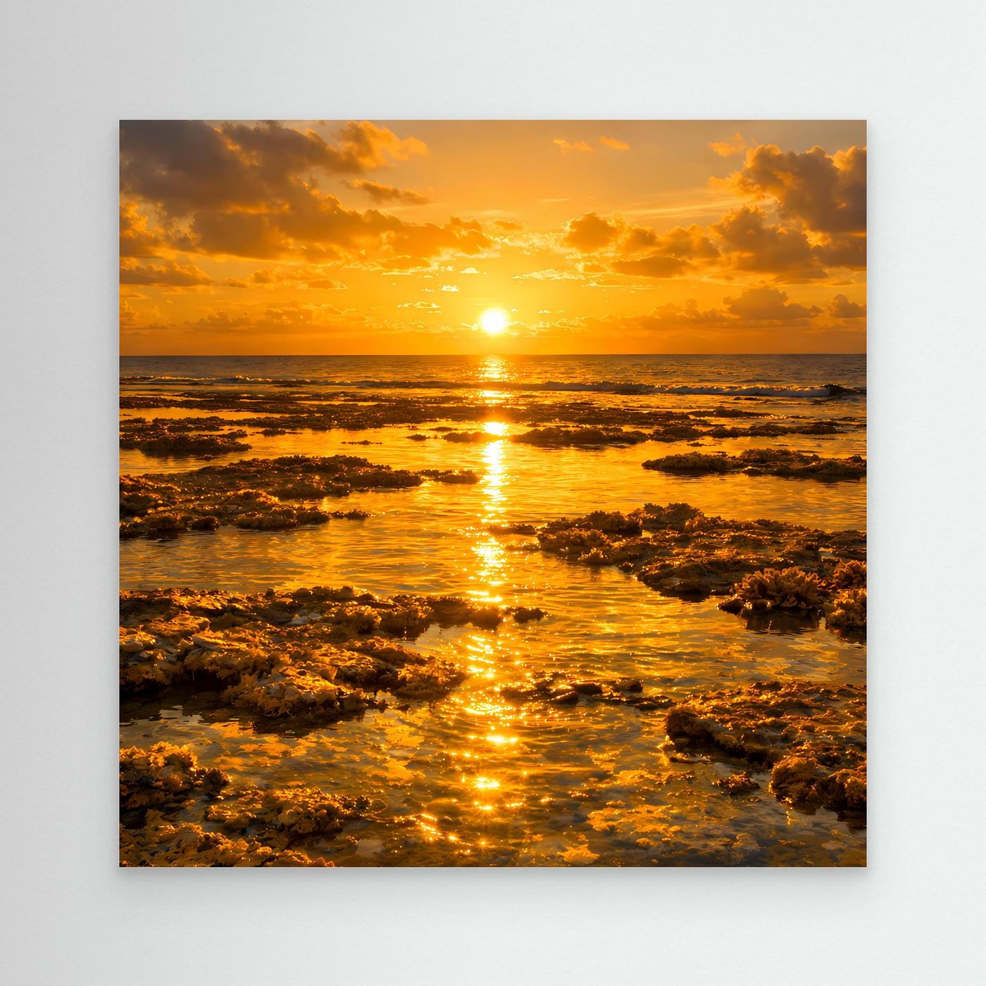 Leinwandbild: goldener Sonnenuntergang über dem Meer mit Felsen im Vordergrund.