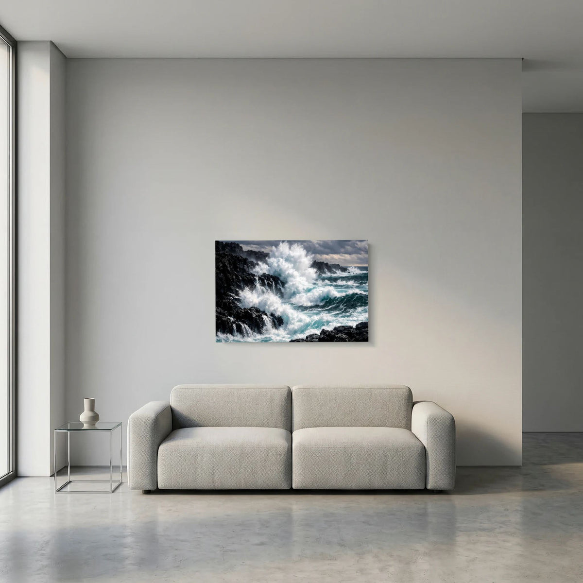 Querformat-Poster mit Meerbrandung auf Steinküste, Wolken und Gischt