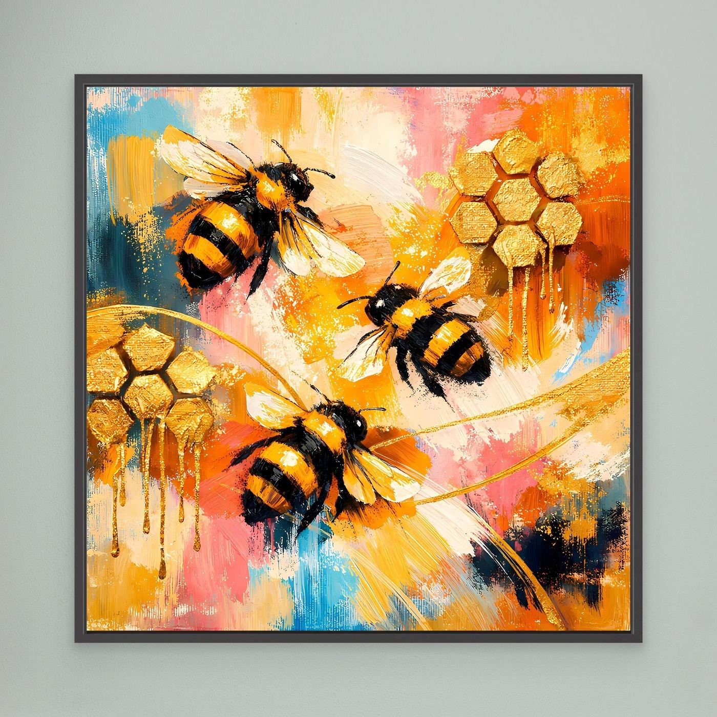 Leinwandbild mit abstrakten Bienen und goldenen Waben, schwarz gerahmt.