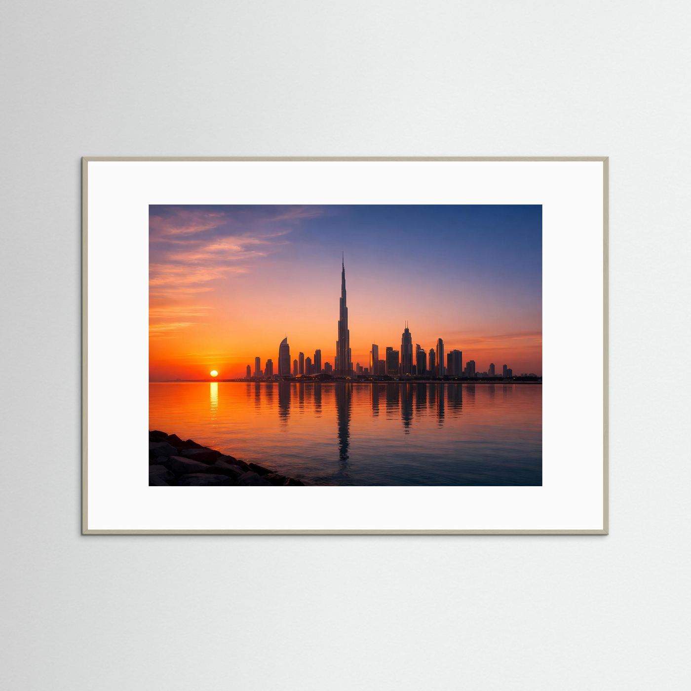Panoramaposter mit Dubai-Skyline und Sonnenuntergang über Wasser im Holzrahmen, Querformat