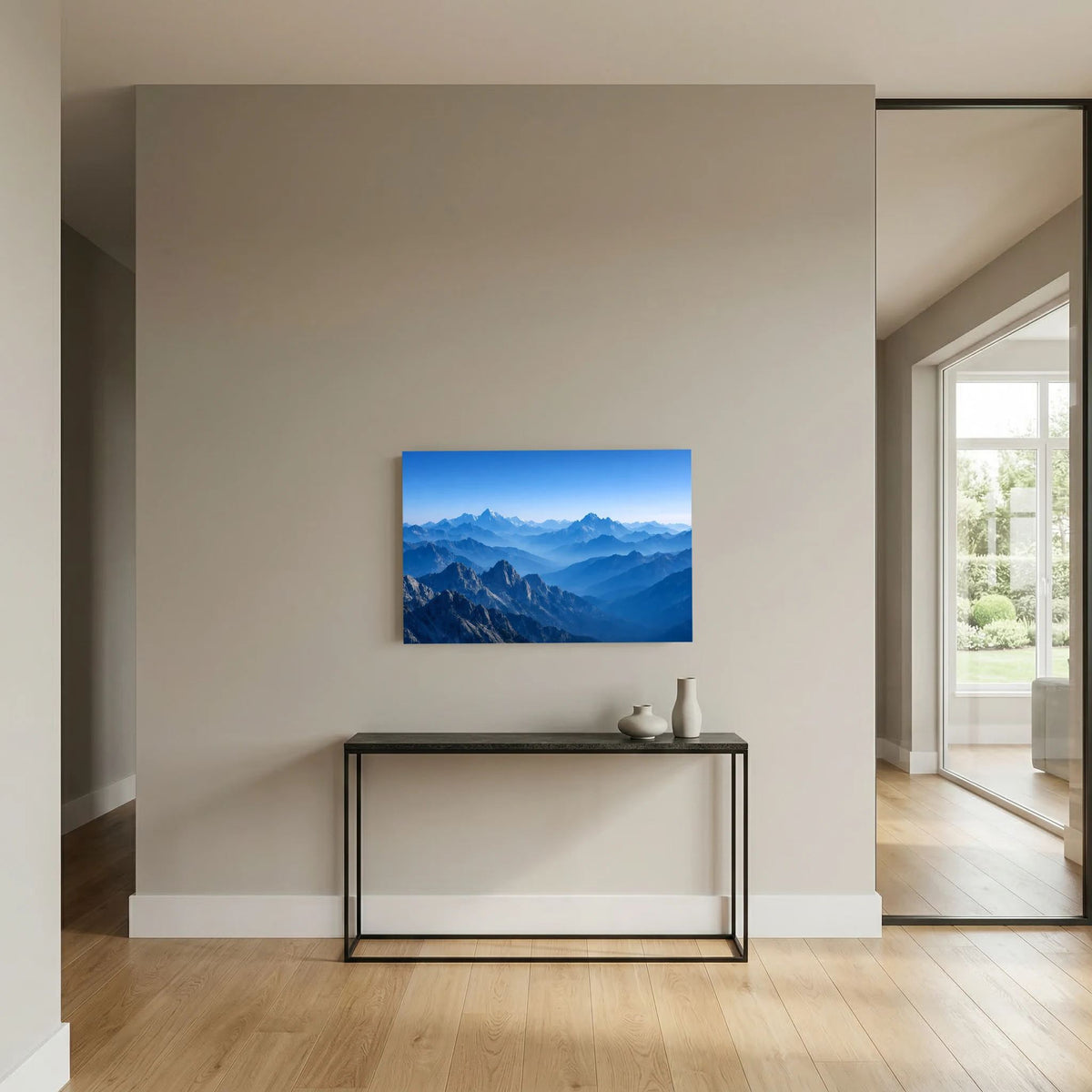 Wandposter mit blauen Bergsilhouetten und Höhenlinien, mittig an der Wand