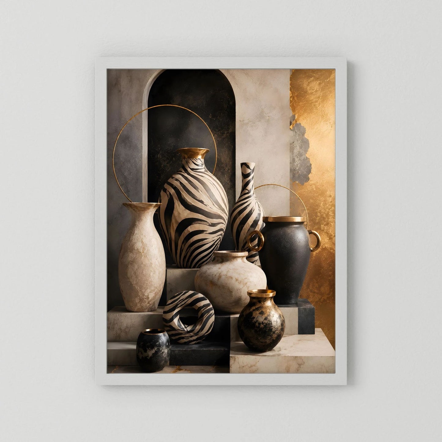 Poster im Hochformat: Zebra-Keramik-Stillleben, Schwarz-Gold, weißer Rahmen