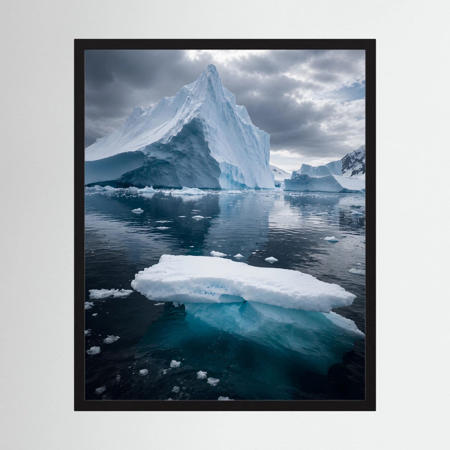 Hochformat-Poster mit schwarzem Rahmen: Antarktis-Eislandschaft in Blau und Weiß