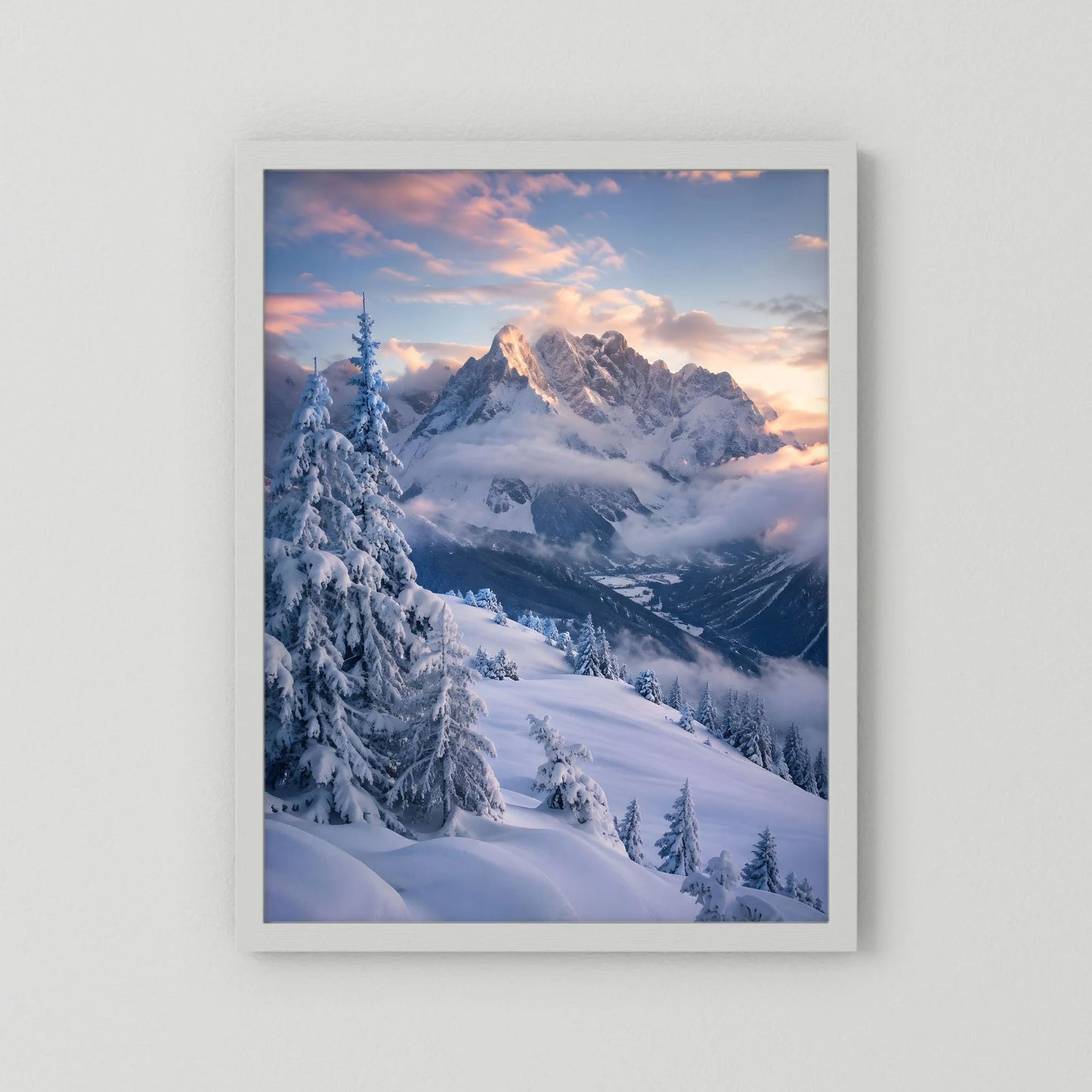 Hochformatiger Winterberg-Druck mit verschneiten Alpen und weißem Passepartout