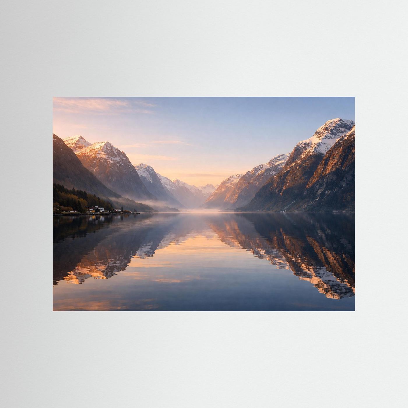 Querformatposter mit Fjord- und Berglandschaft, Spiegelung im Wasser