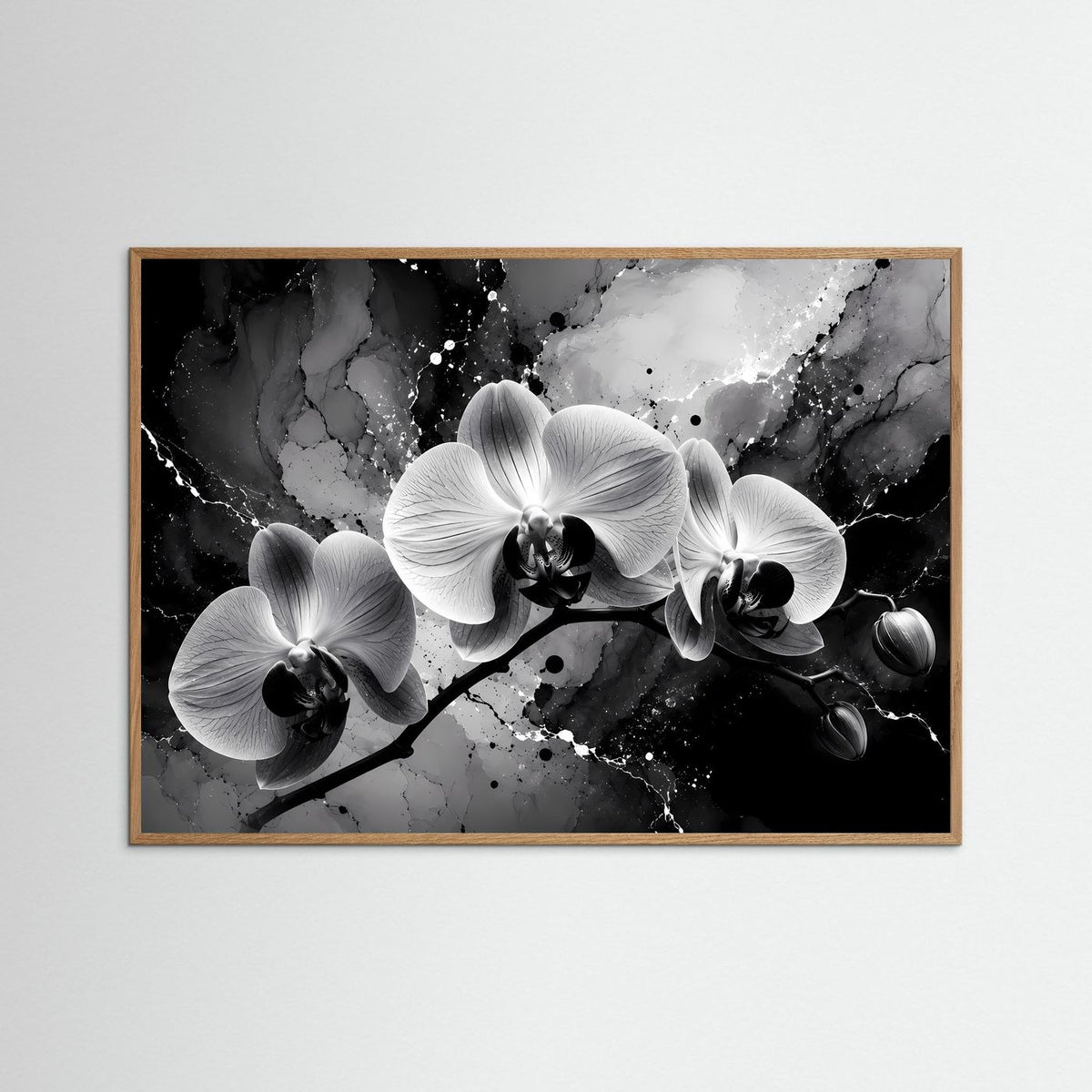 Orchideen-Wandbild mit schwarz-weißem Motiv und weißen Orchideenblüten im braunen Rahmen.