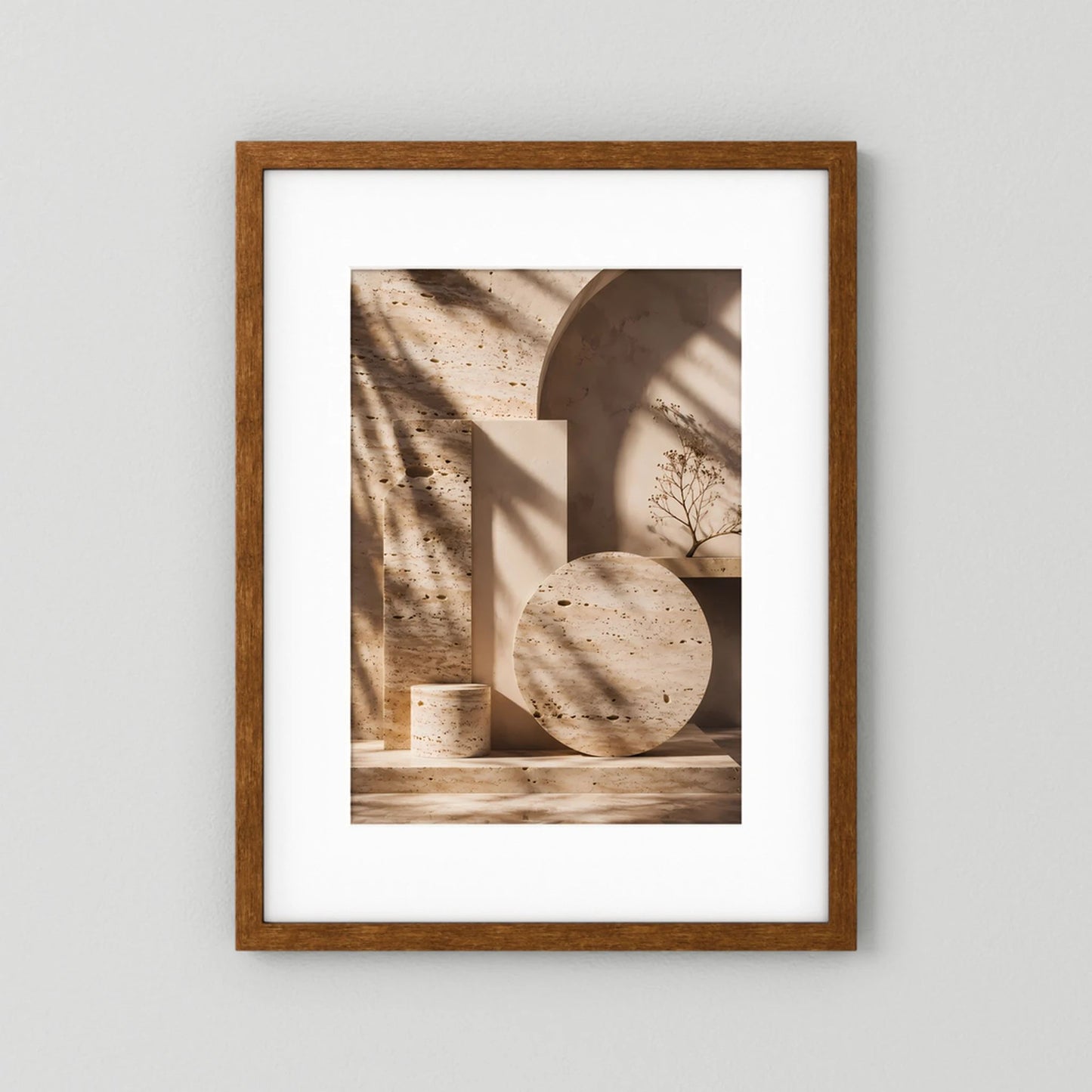 Hochformat-Poster mit abstrakter Travertin-Architektur in Beige und Creme, brauner Holzrahmen