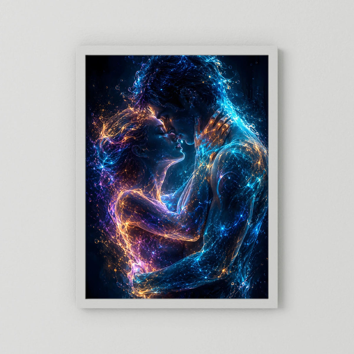 Kunstposter im Hochformat mit leuchtendem Paar in Blau, Violett und Gold, weißer Rahmen