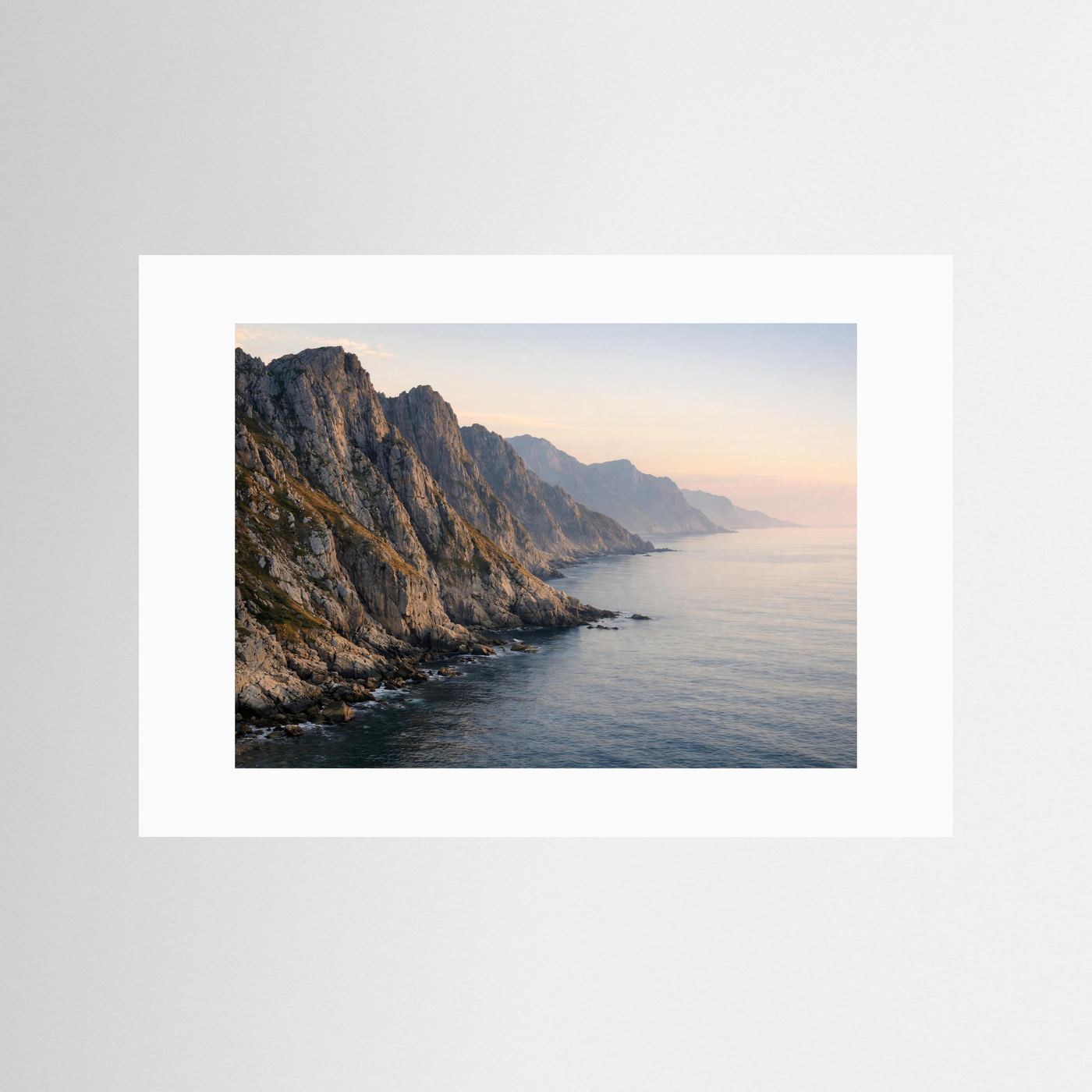 Querformat-Poster mit Küste und Meer bei Dämmerung im weißen Passepartout