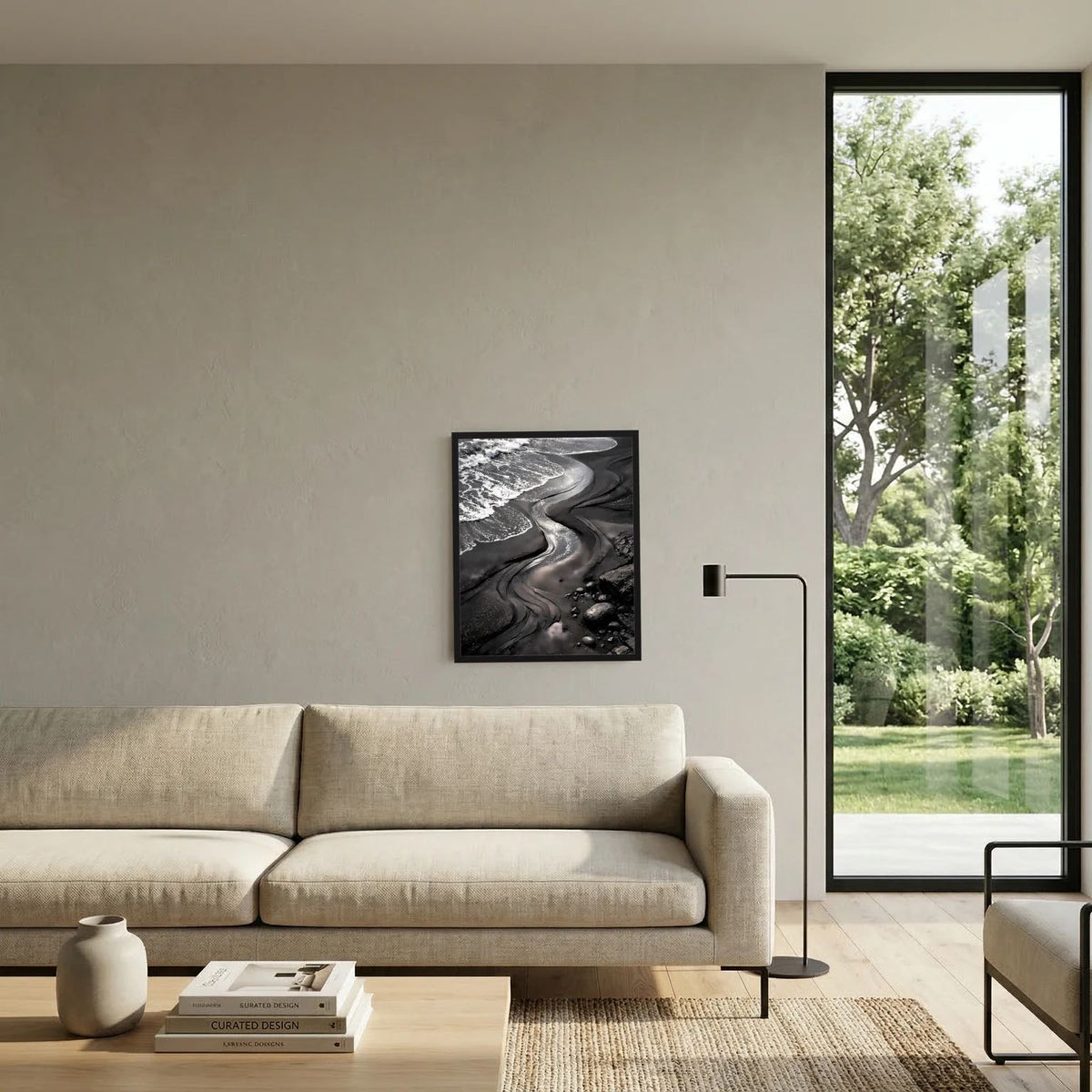 Strandposter im schwarzen Rahmen mit schwarzen Meereswellen an der Wand
