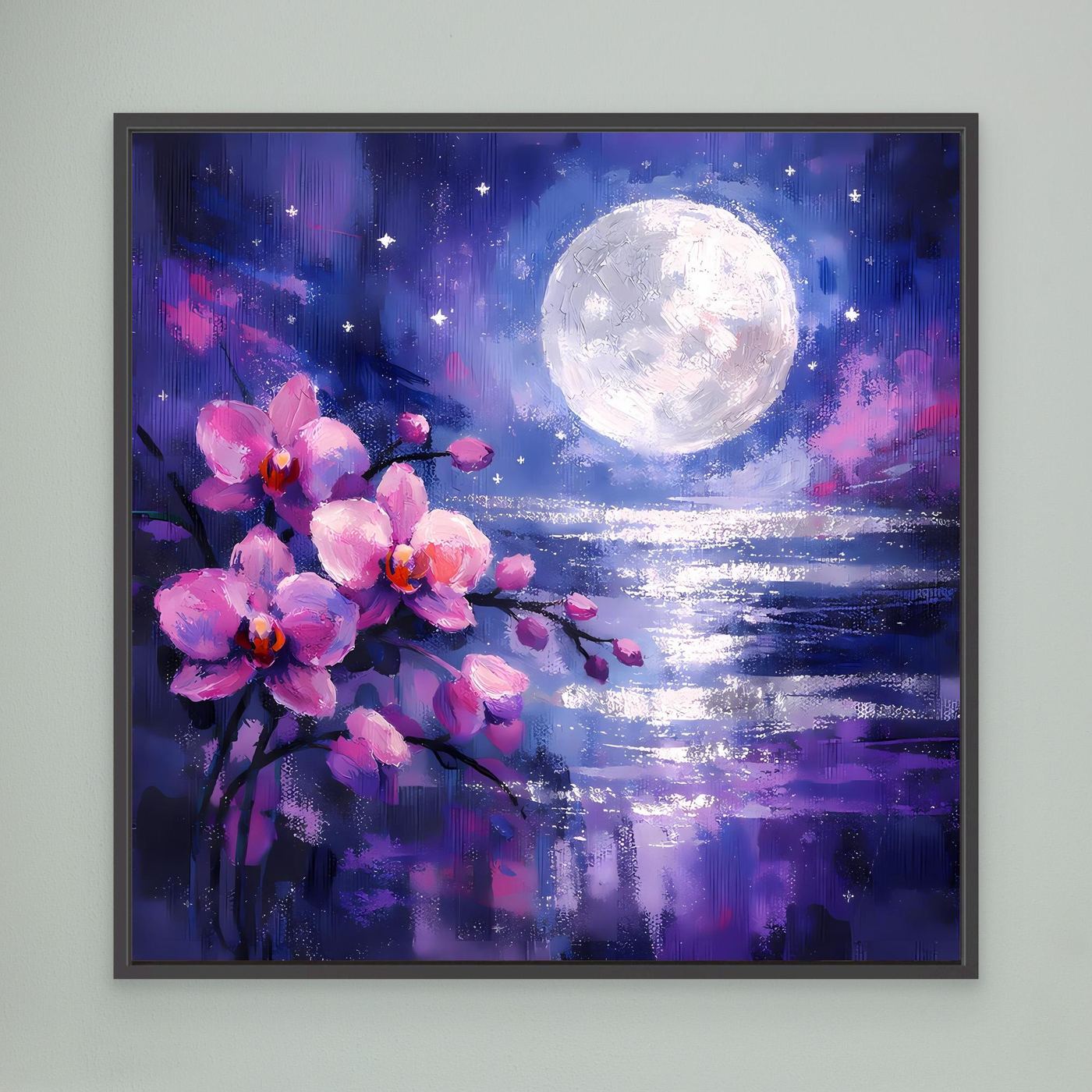 Wandbild im schwarzen Rahmen: pinke Blumen am Mondschein über blau-violettem Meer