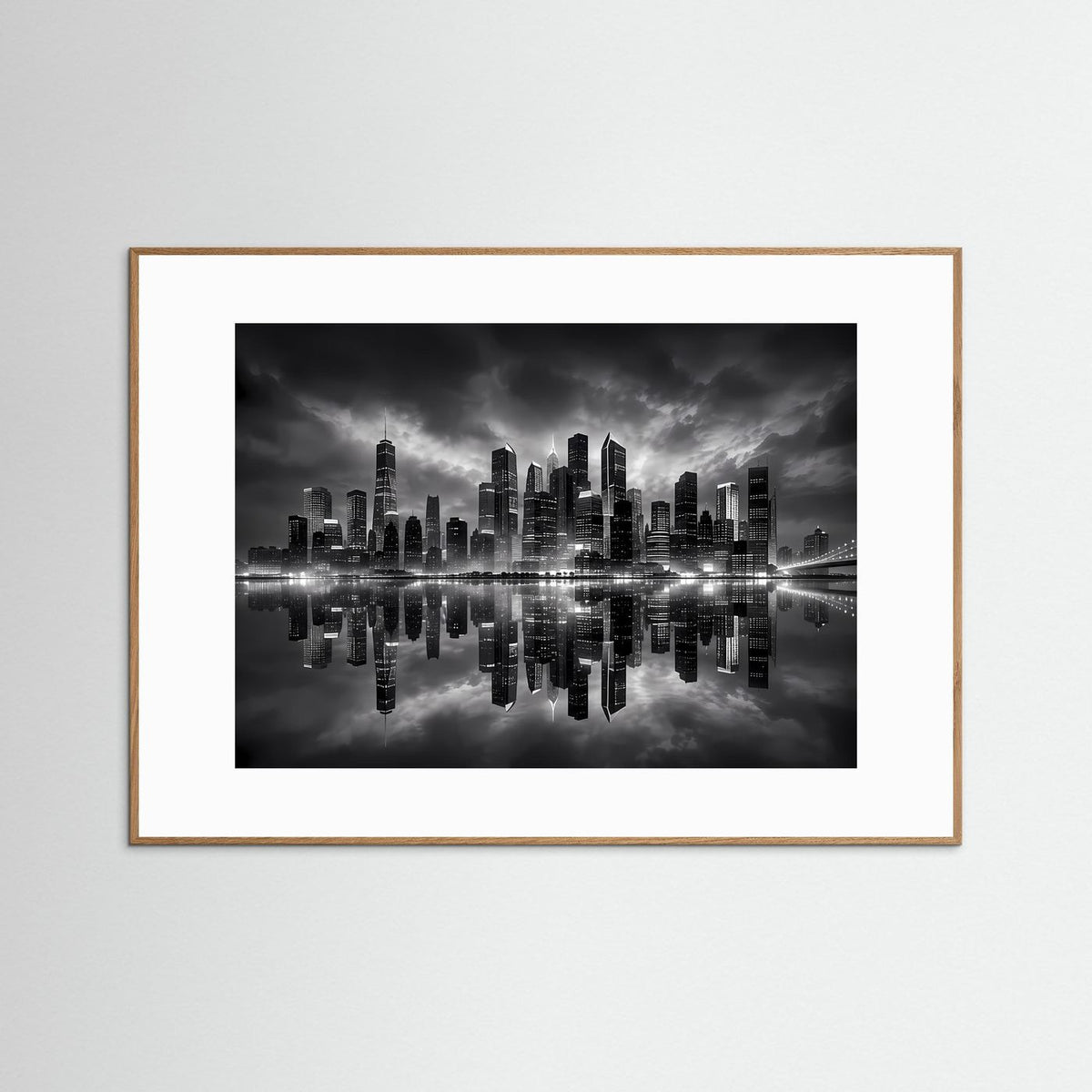 Schwarzweiß-Skyline-Poster mit Spiegelung im Wasser und Lichtern bei Nacht, brauner Holzrahmen