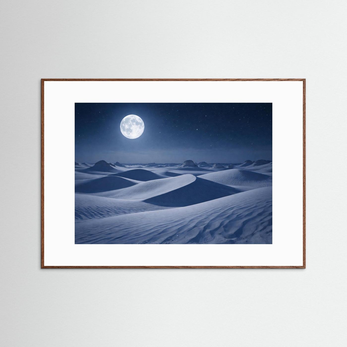Poster im Querformat, brauner Holzrahmen: Dünen unter Vollmond und Sternenhimmel
