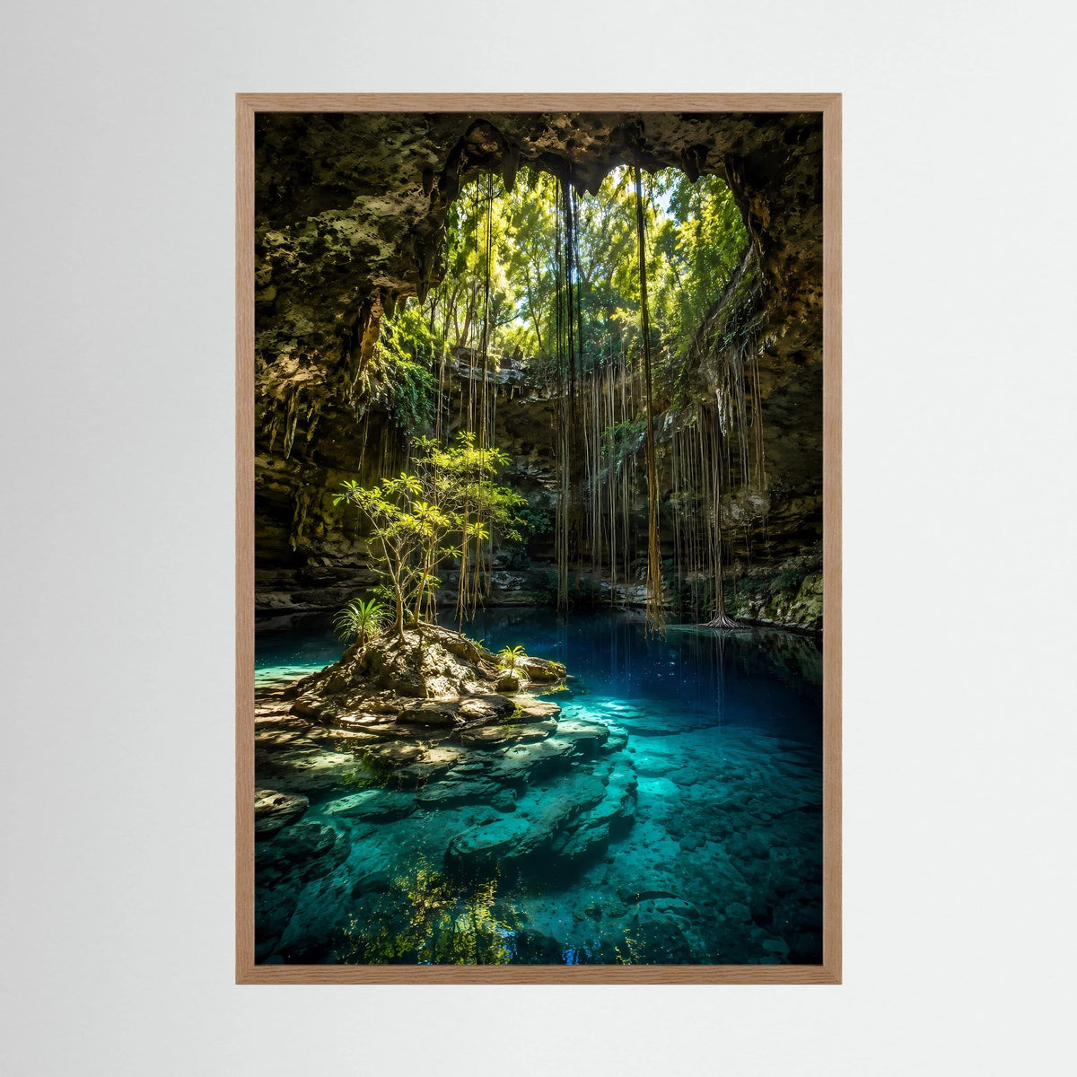 Hochformat-Poster mit Höhle, türkisfarbenem Wasser und grünen Pflanzen im Wald, mit hellem Holzrahmen