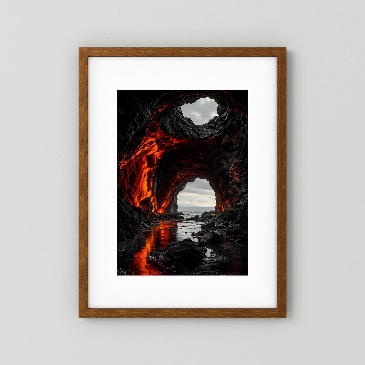 Poster im Hochformat mit dunklem Holzrahmen und weißem Rand: Lavahöhle mit Lava